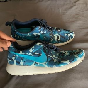 Nike roushe run blue camo shoes